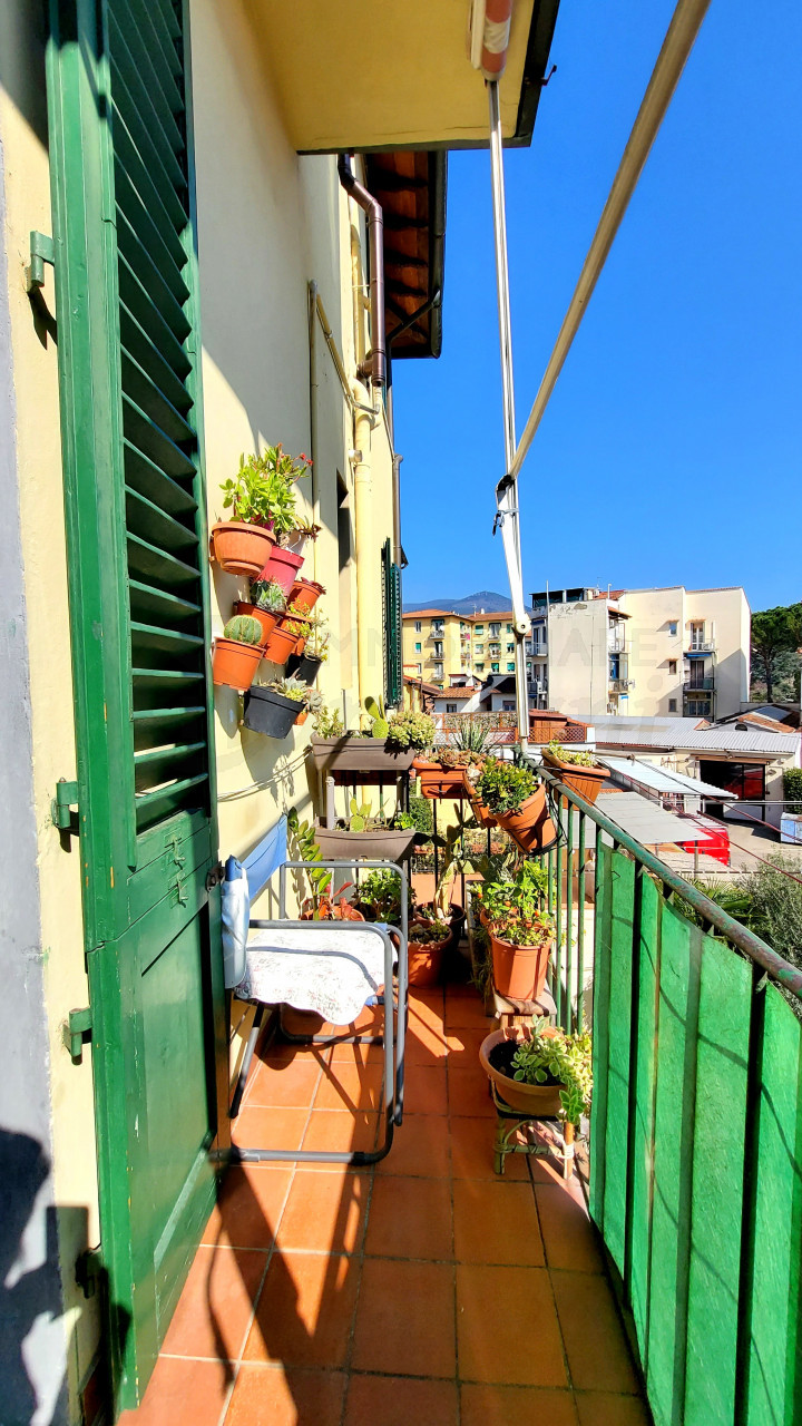 6 locali con balcone in vendita via Reginaldo Giuliani