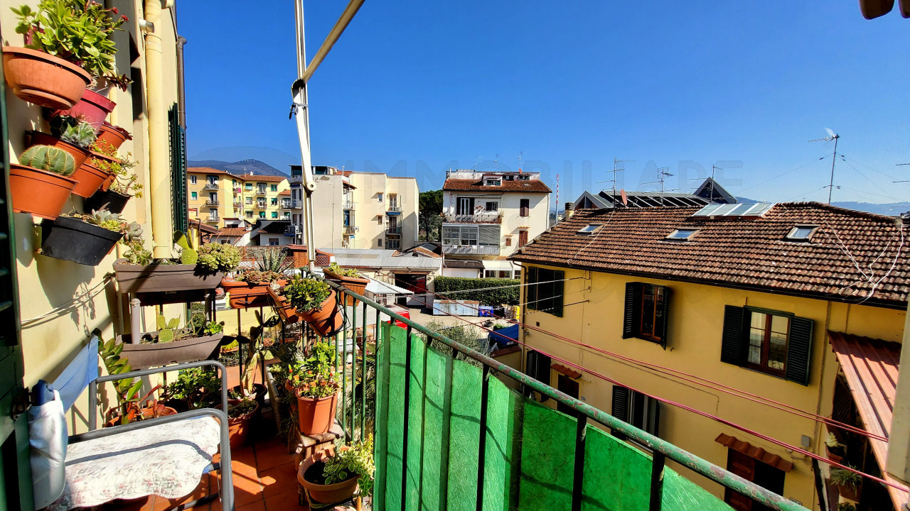 6 locali con balcone in vendita via Reginaldo Giuliani