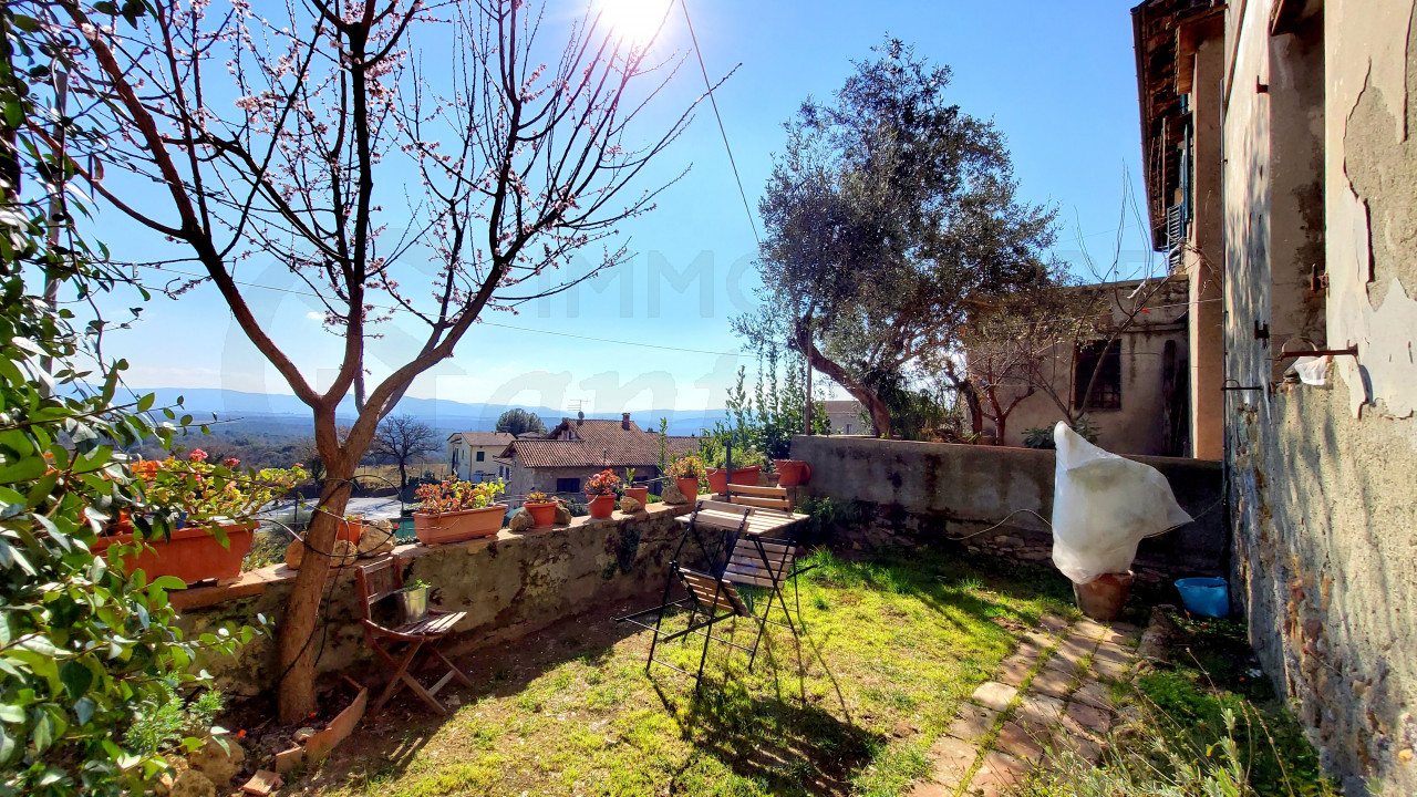 Trilocale con giardino a San Gimignano
