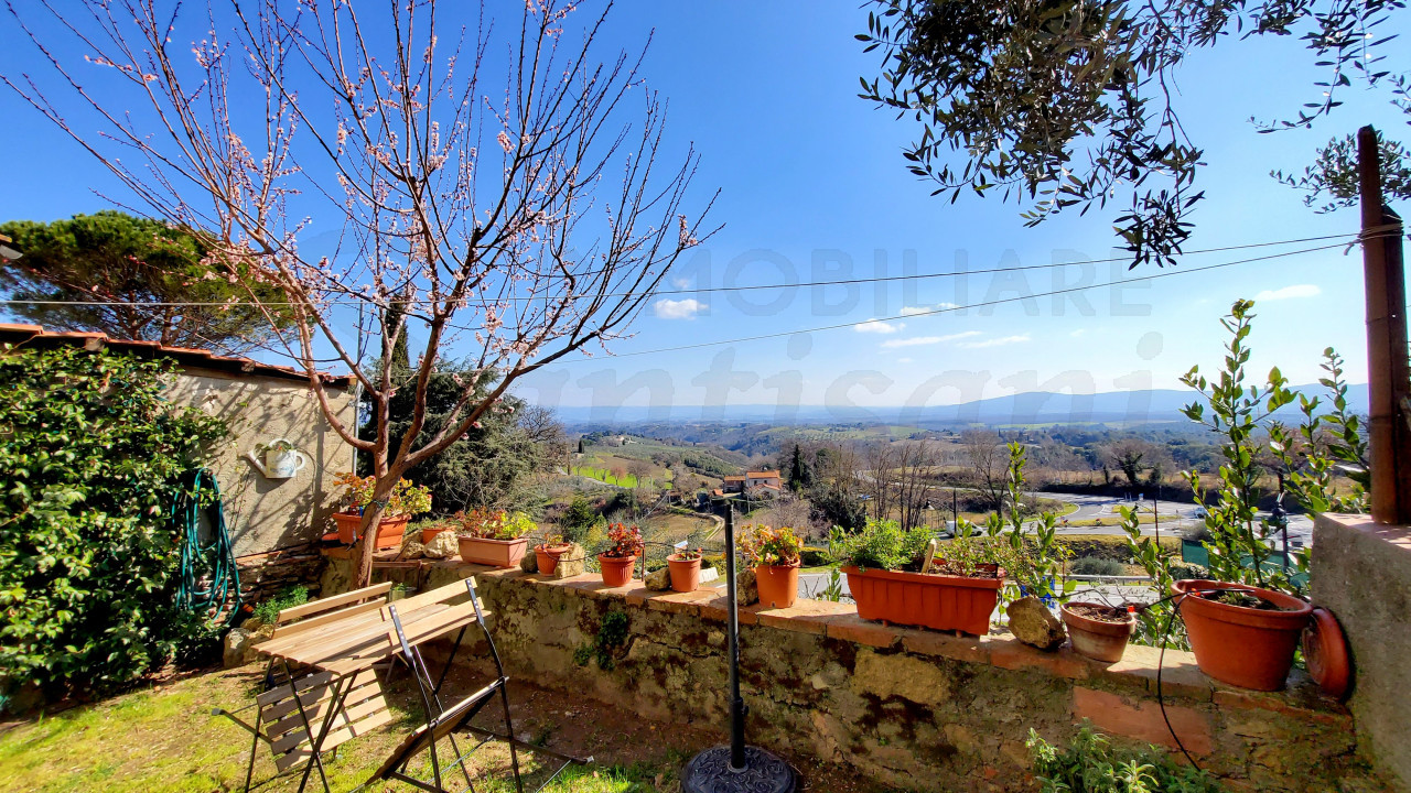 Trilocale con giardino a San Gimignano