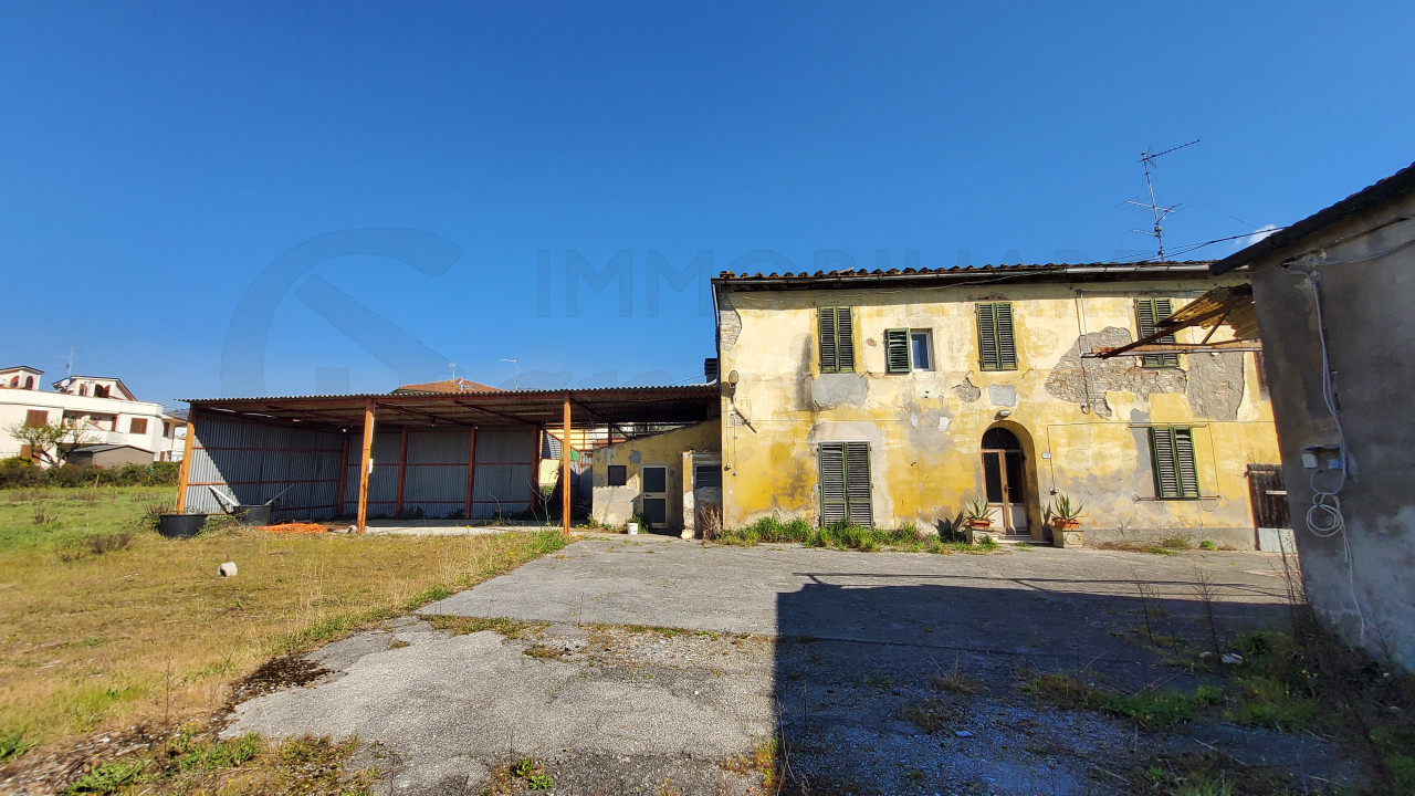 Rustico con terreno in vendita a Santomato