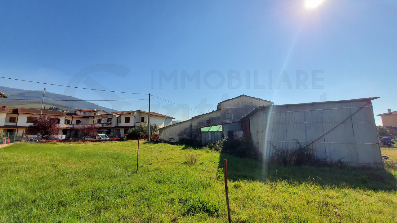 Rustico con terreno in vendita a Santomato