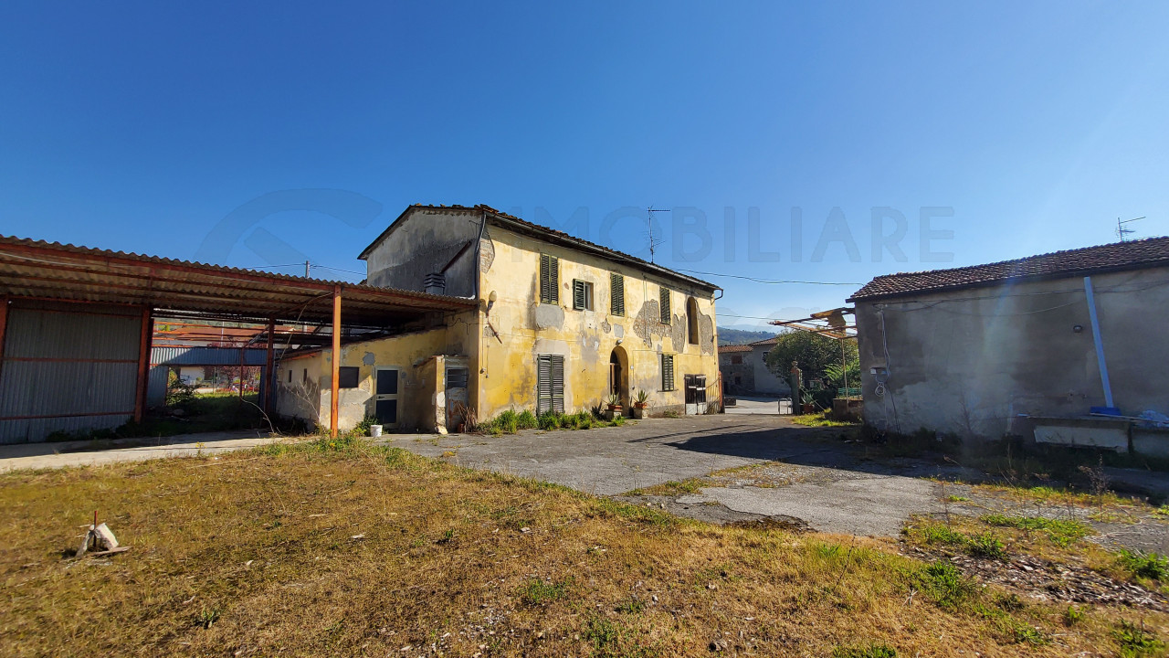 Rustico con terreno in vendita a Santomato