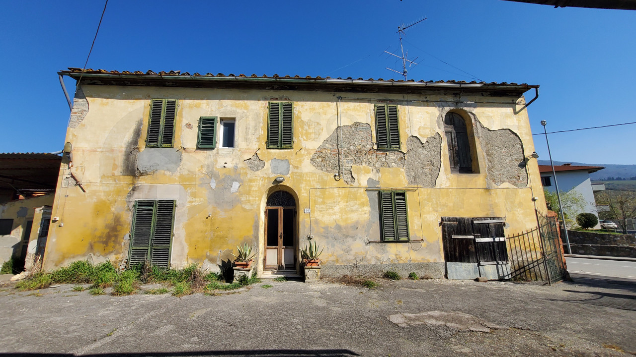 Rustico con terreno in vendita a Santomato