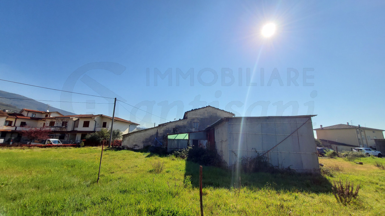 Rustico con terreno in vendita a Santomato