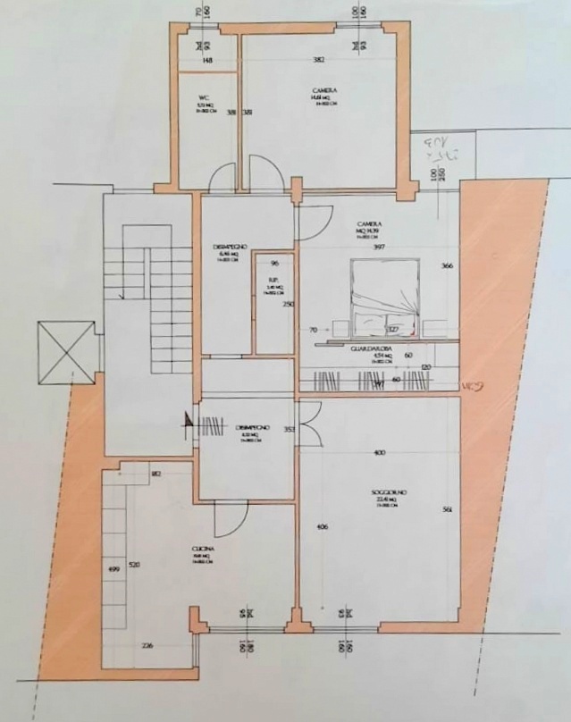 Quadrilocale con balcone ristrutturato via Aretina