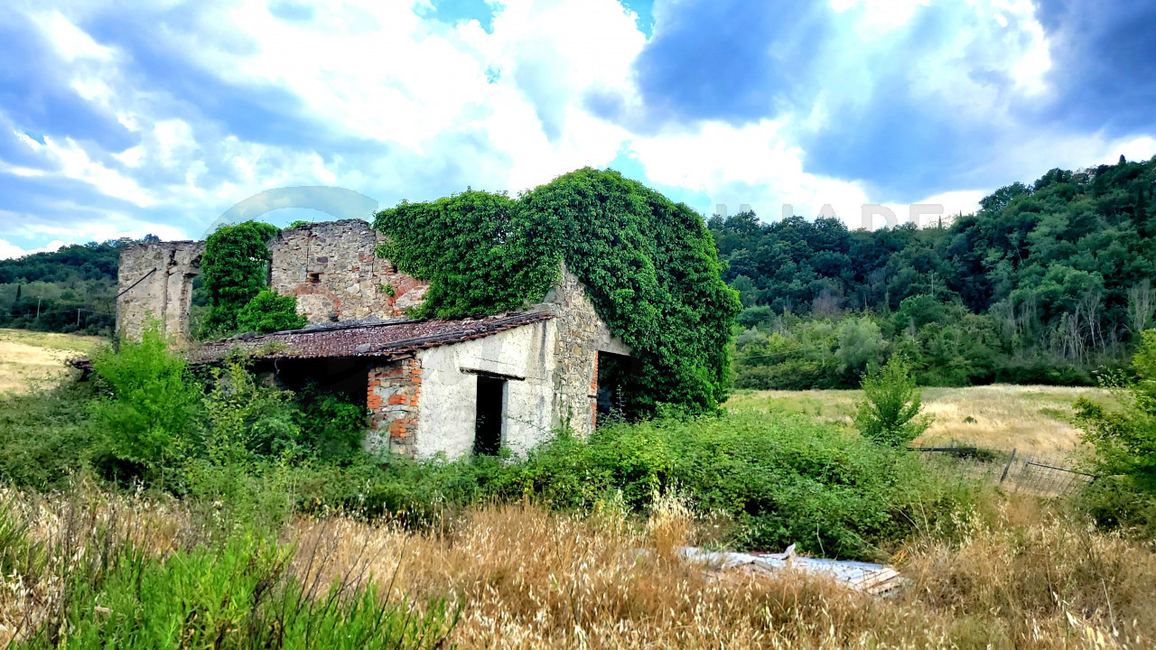 Fienile con terreno in vendita a Volognano