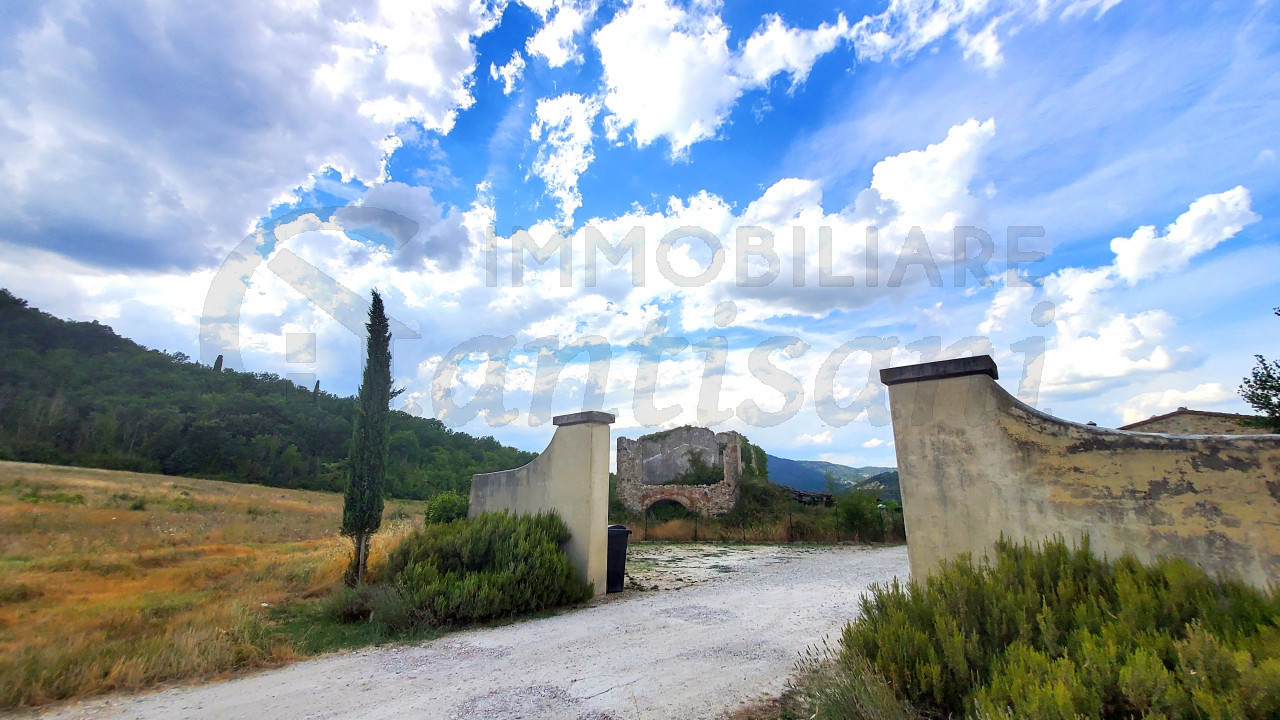 Fienile con terreno in vendita a Volognano