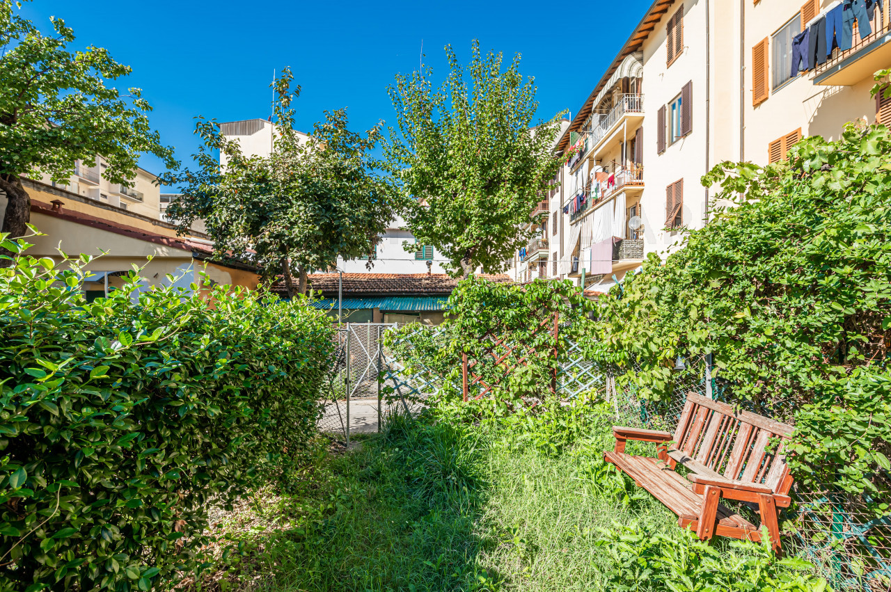 5 locali ultimo piano con giardino in vendita a Rifredi