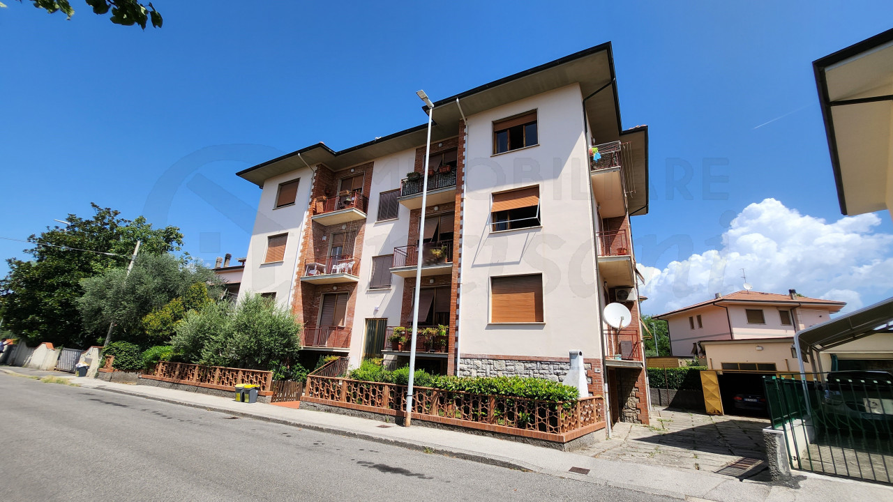 Palazzo con 7 box auto in vendita a Montecatini Terme