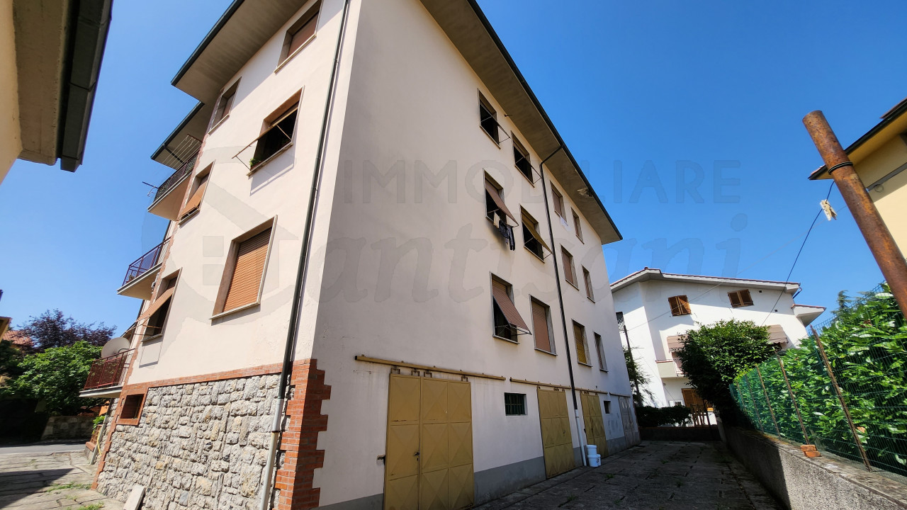 Palazzo con 7 box auto in vendita a Montecatini Terme