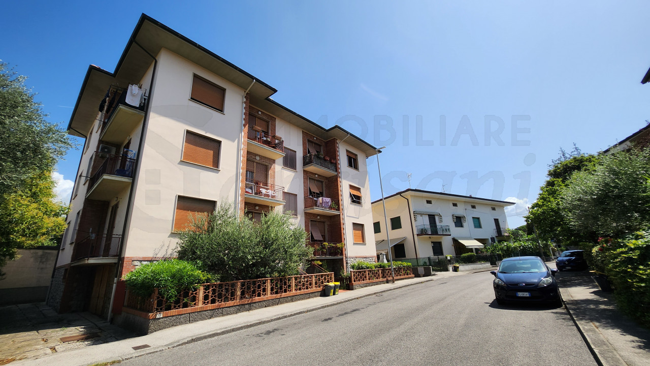 Palazzo con 7 box auto in vendita a Montecatini Terme