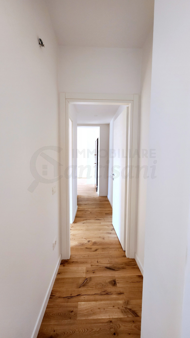 Trilocale con terrazza e posto auto in vendita zona Isolotto