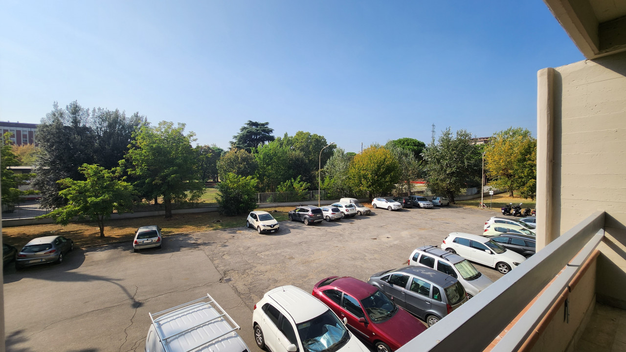 Trilocale con terrazza e posto auto in vendita zona Isolotto