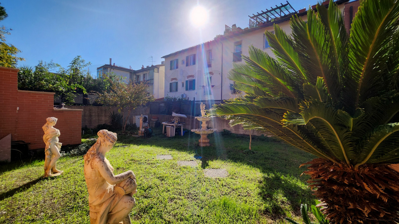 Appartamento con giardino e box auto in vendita a Sesto Fiorentino