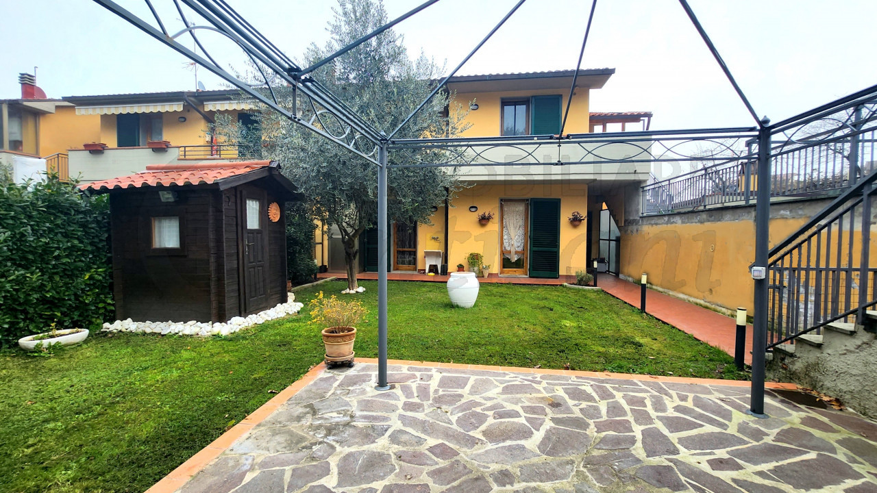 4 locali con giardino e garage in vendita a Barberino