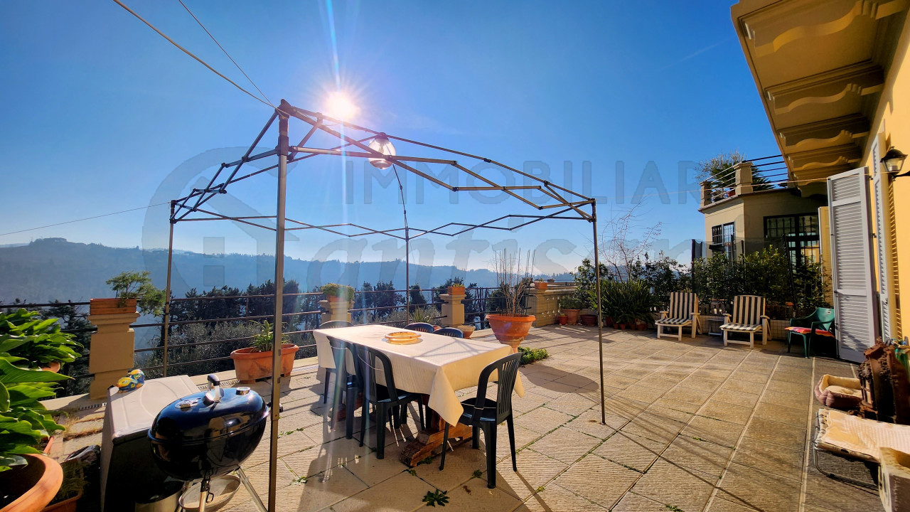 Appartamento con terrazza panoramica su Colline di Careggi Serpiolle