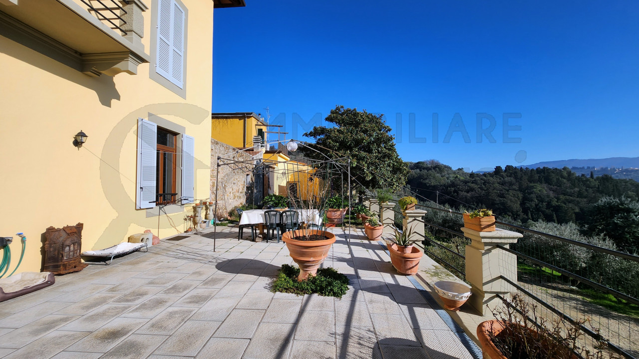 Appartamento con terrazza panoramica su Colline di Careggi Serpiolle