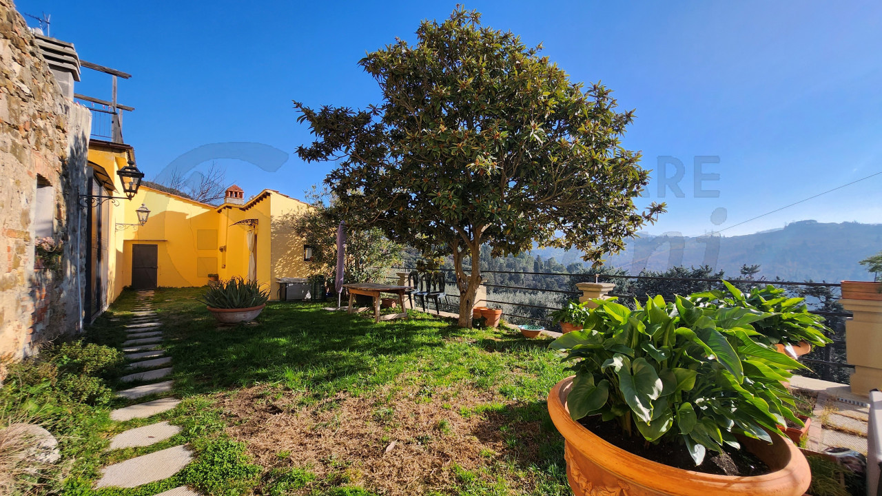 Appartamento con terrazza panoramica su Colline di Careggi Serpiolle