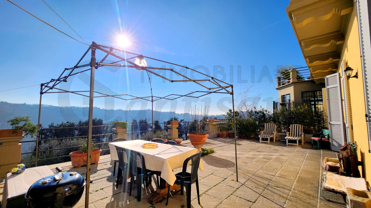 Appartamento con terrazza panoramica su Colline di Careggi Serpiolle