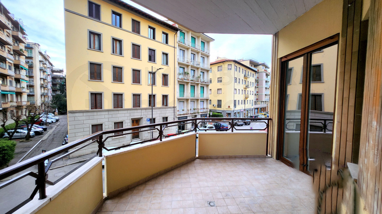 Trilocale con terrazza in vendita Piazza Muratori
