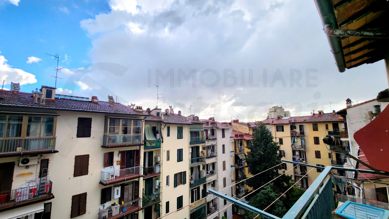 Quadrilocale con balcone in vendita Piazza Giorgini