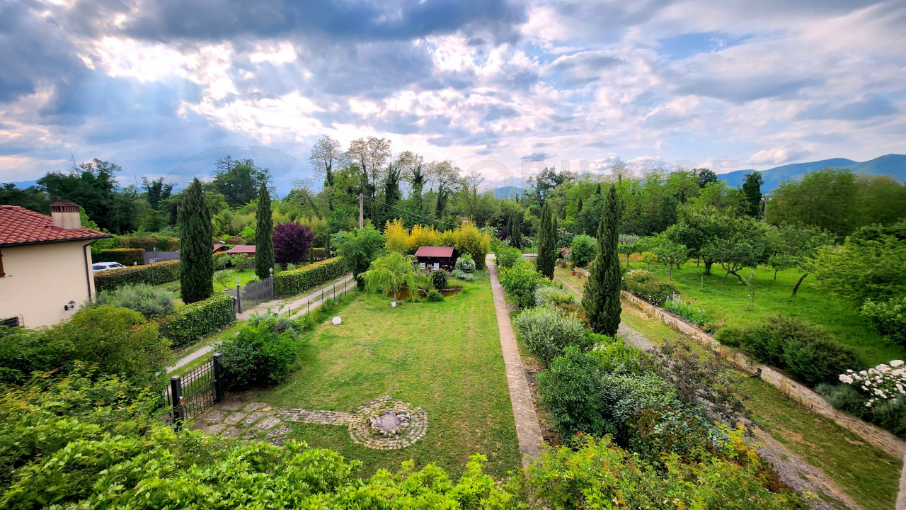 Casa Colonica con giardino in vendita a Borgo San Lorenzo