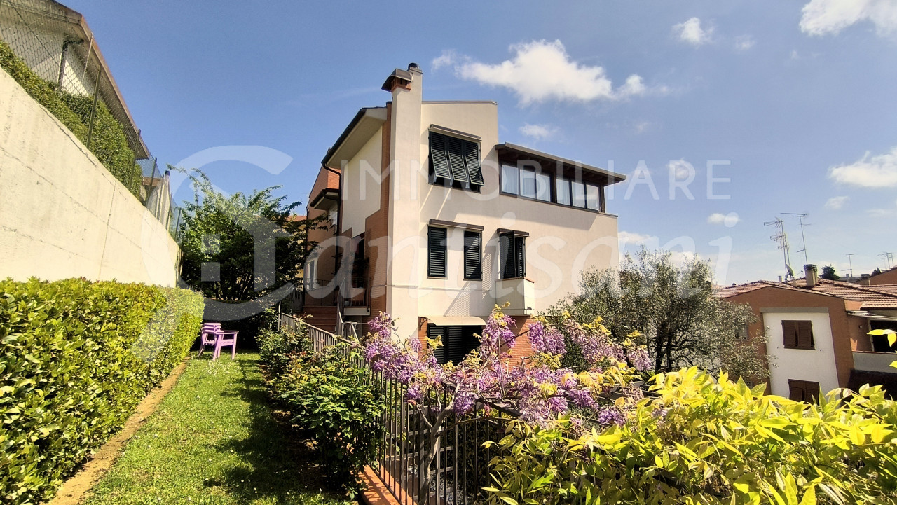 Attico con giardino e garage in vendita a Montaione