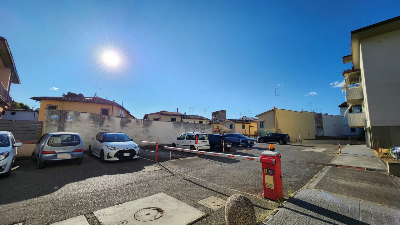 Appartamento con terrazza e box auto in vendita Via Pistoiese