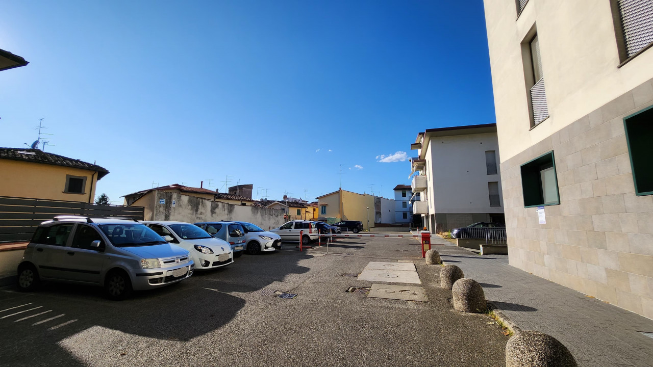 Appartamento con terrazza e box auto in vendita Via Pistoiese