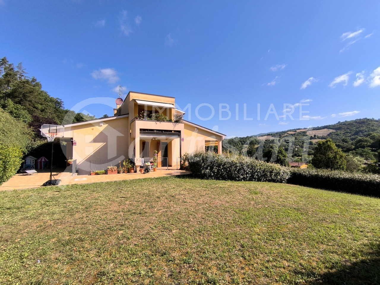 Immobile con garage e giardino in vendita a Fontebuona