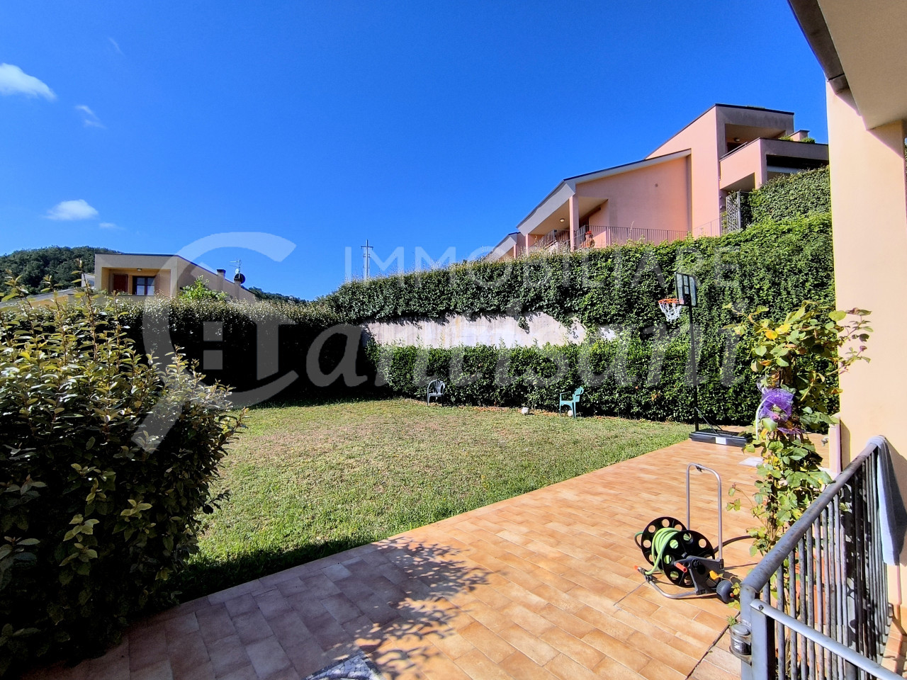 Immobile con garage e giardino in vendita a Fontebuona