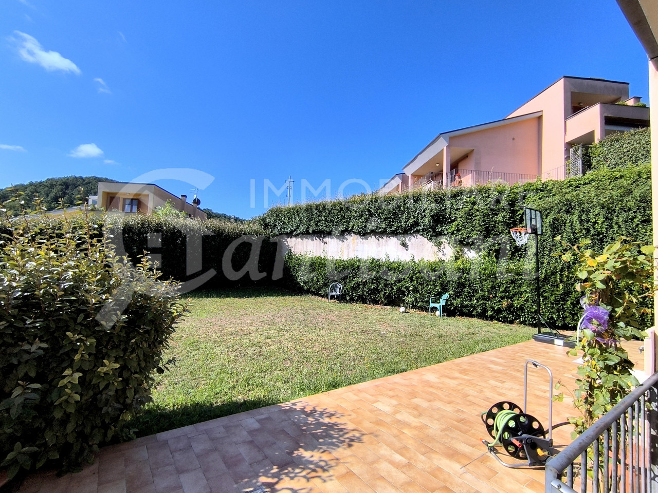 Immobile con garage e giardino in vendita a Fontebuona