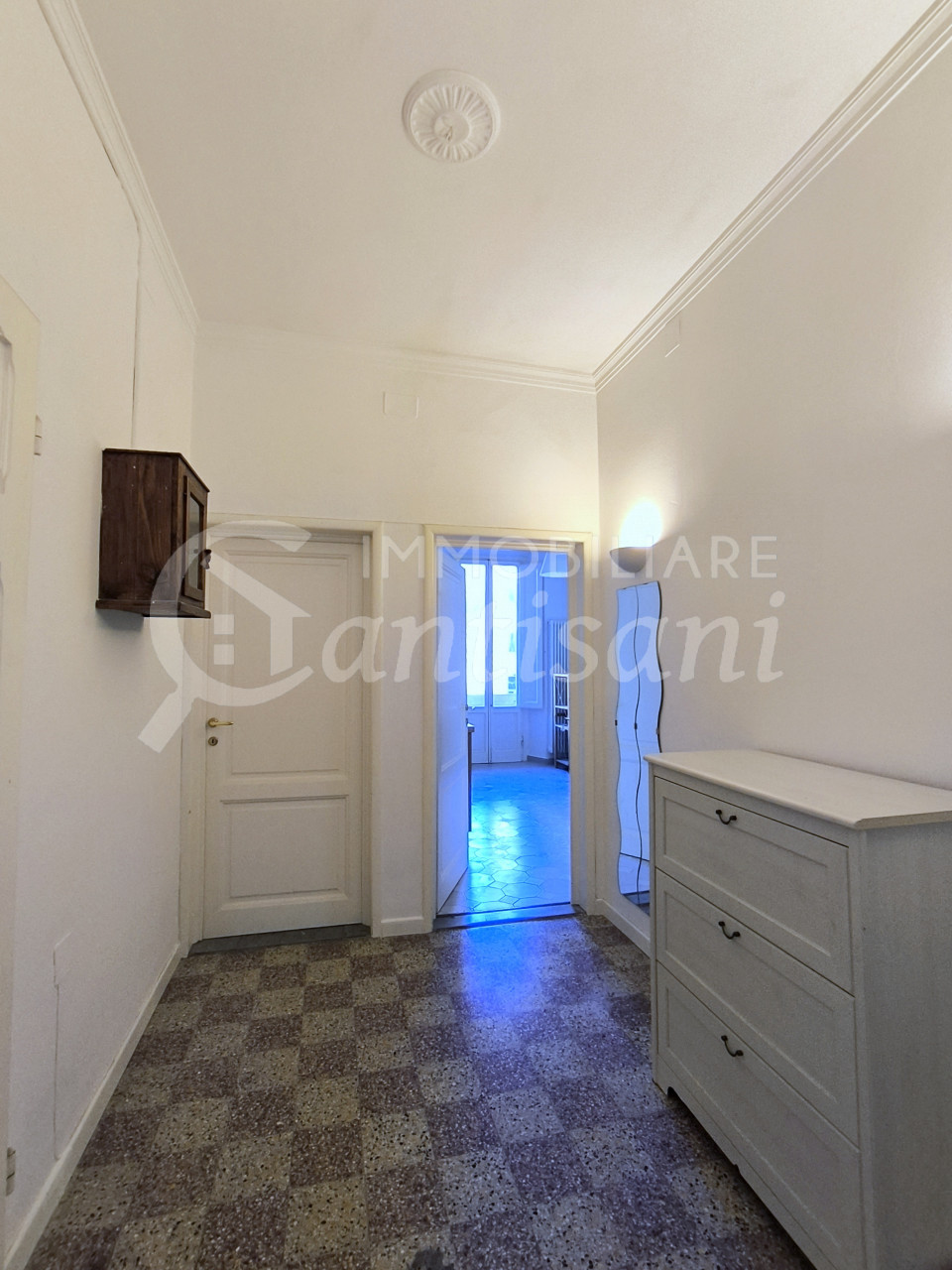 Trilocale con balcone e cantina in vendita Piazza Giorgini