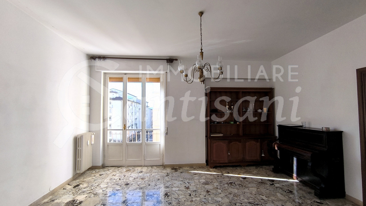 5 locali con balconi in vendita via Doni