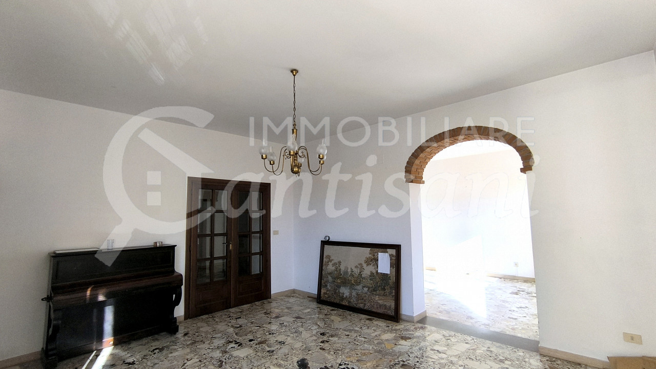 5 locali con balconi in vendita via Doni