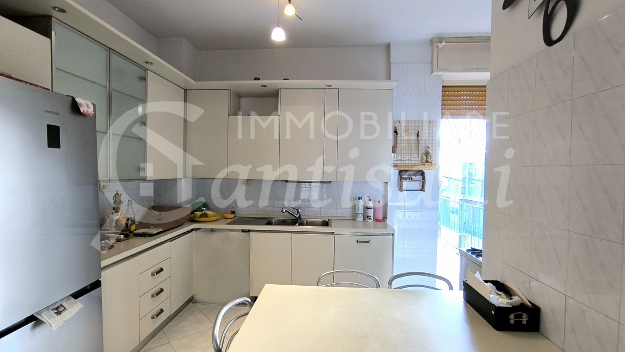 5 locali con balconi in vendita via Doni