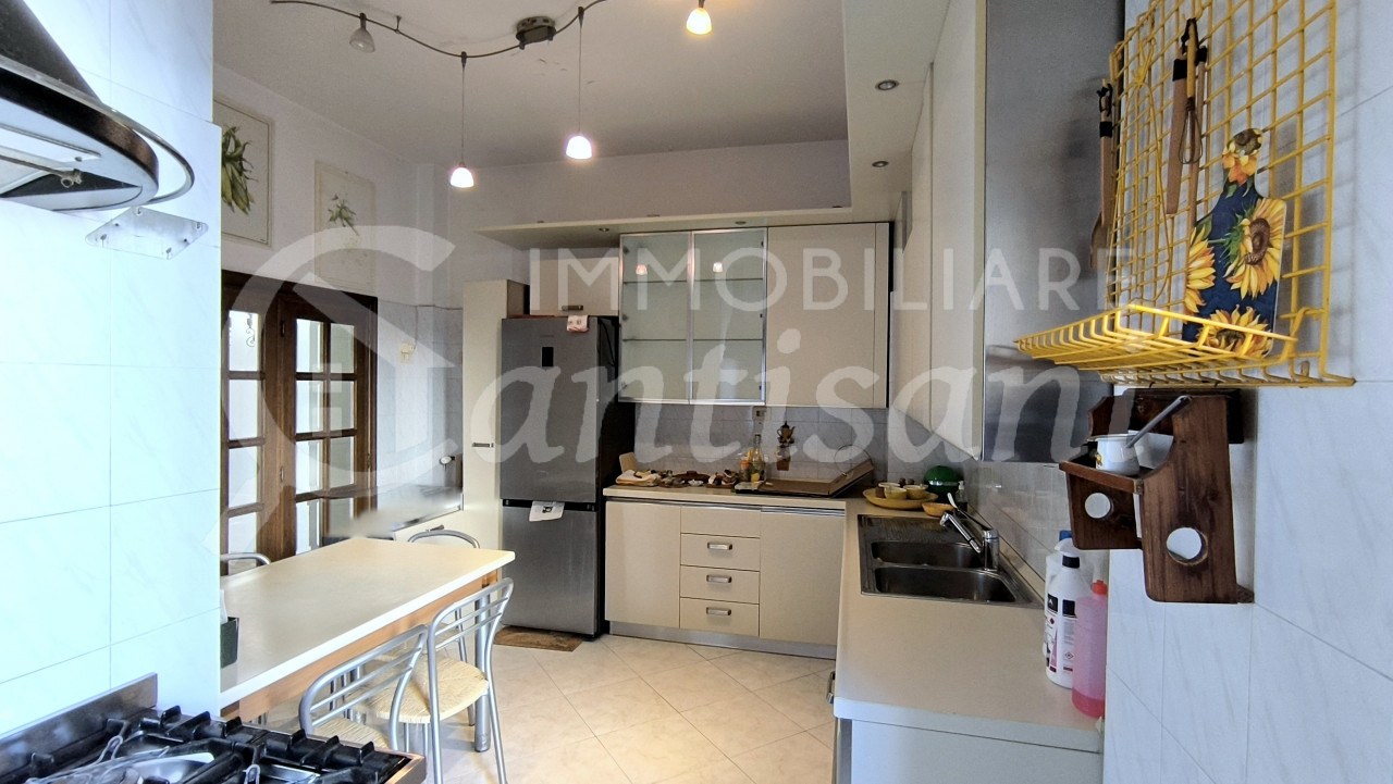 5 locali con balconi in vendita via Doni