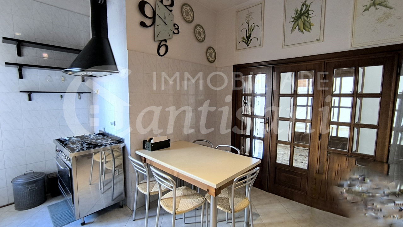 5 locali con balconi in vendita via Doni