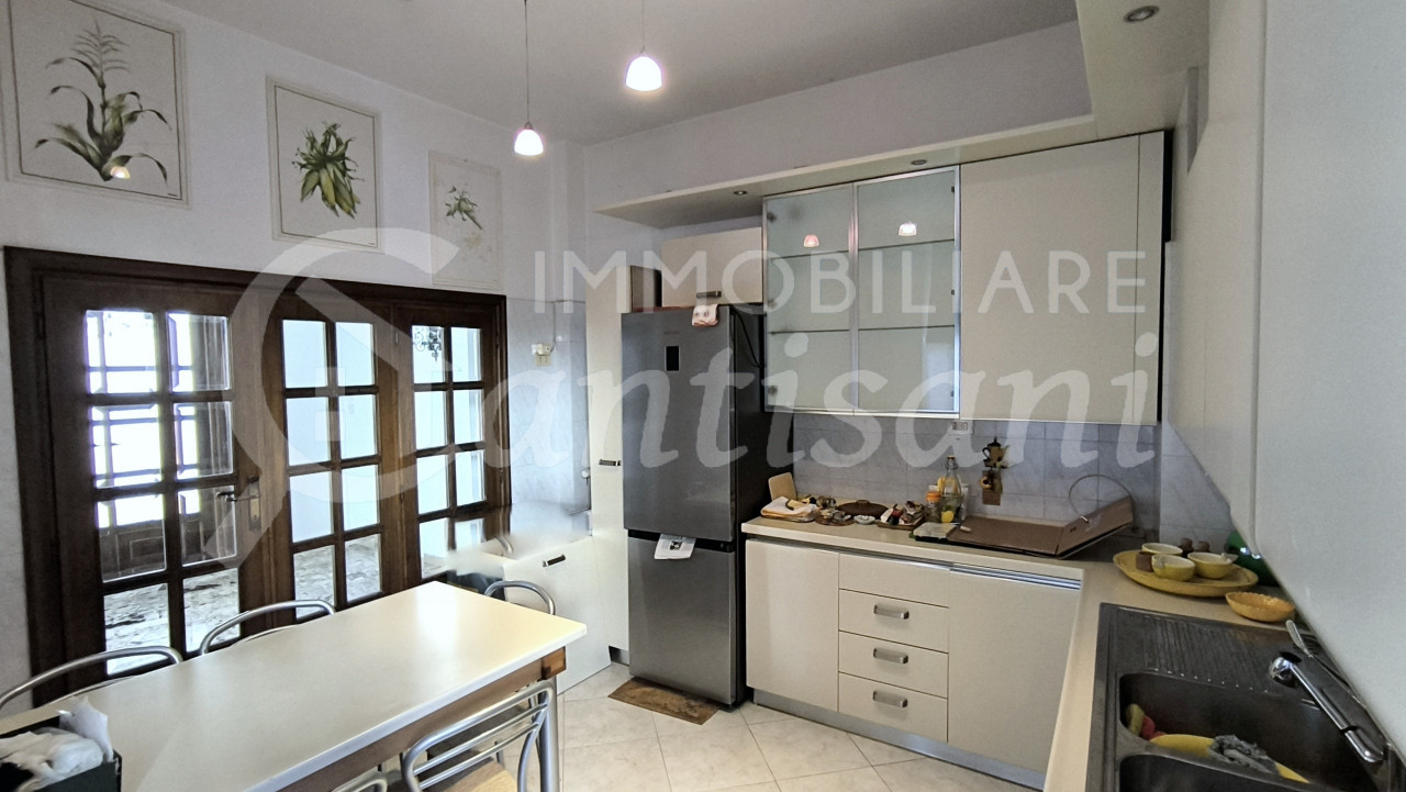 5 locali con balconi in vendita via Doni