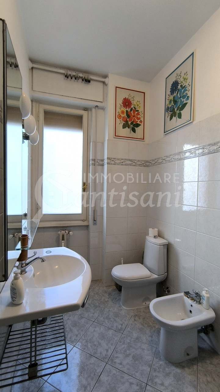 5 locali con balconi in vendita via Doni