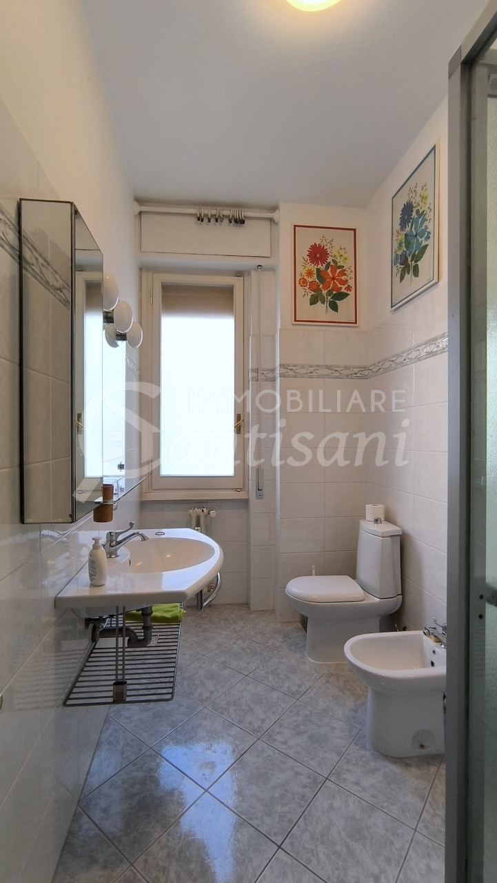 5 locali con balconi in vendita via Doni