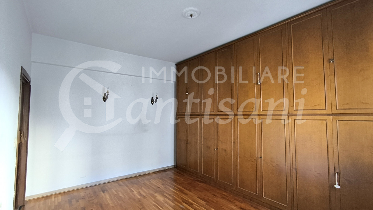 5 locali con balconi in vendita via Doni