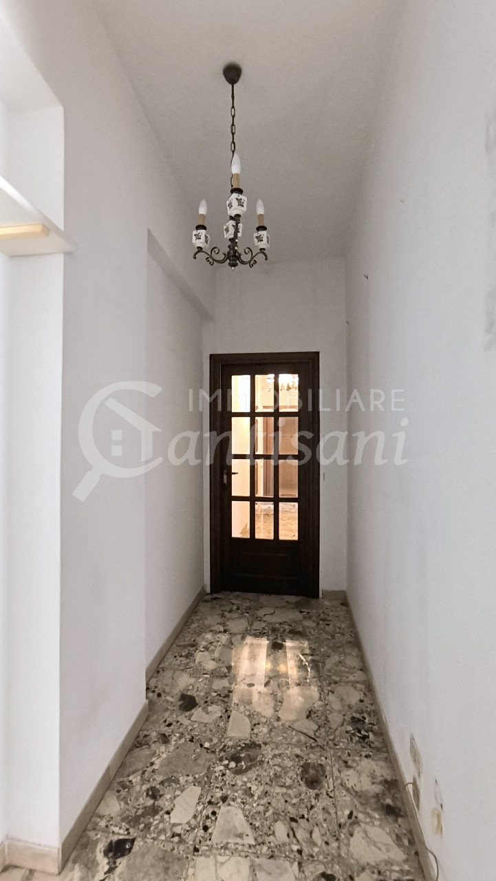 5 locali con balconi in vendita via Doni