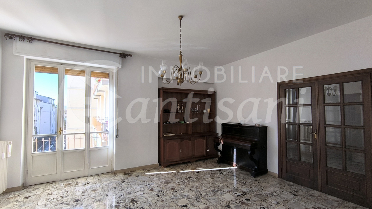 5 locali con balconi in vendita via Doni