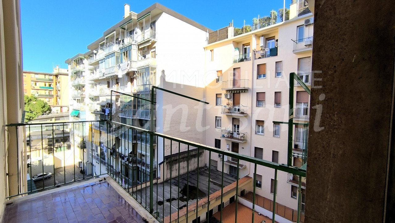 5 locali con balconi in vendita via Doni