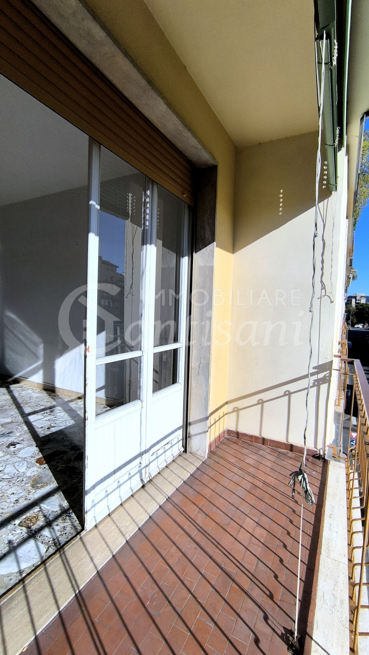 5 locali con balconi in vendita via Doni