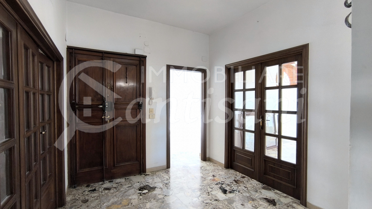 5 locali con balconi in vendita via Doni