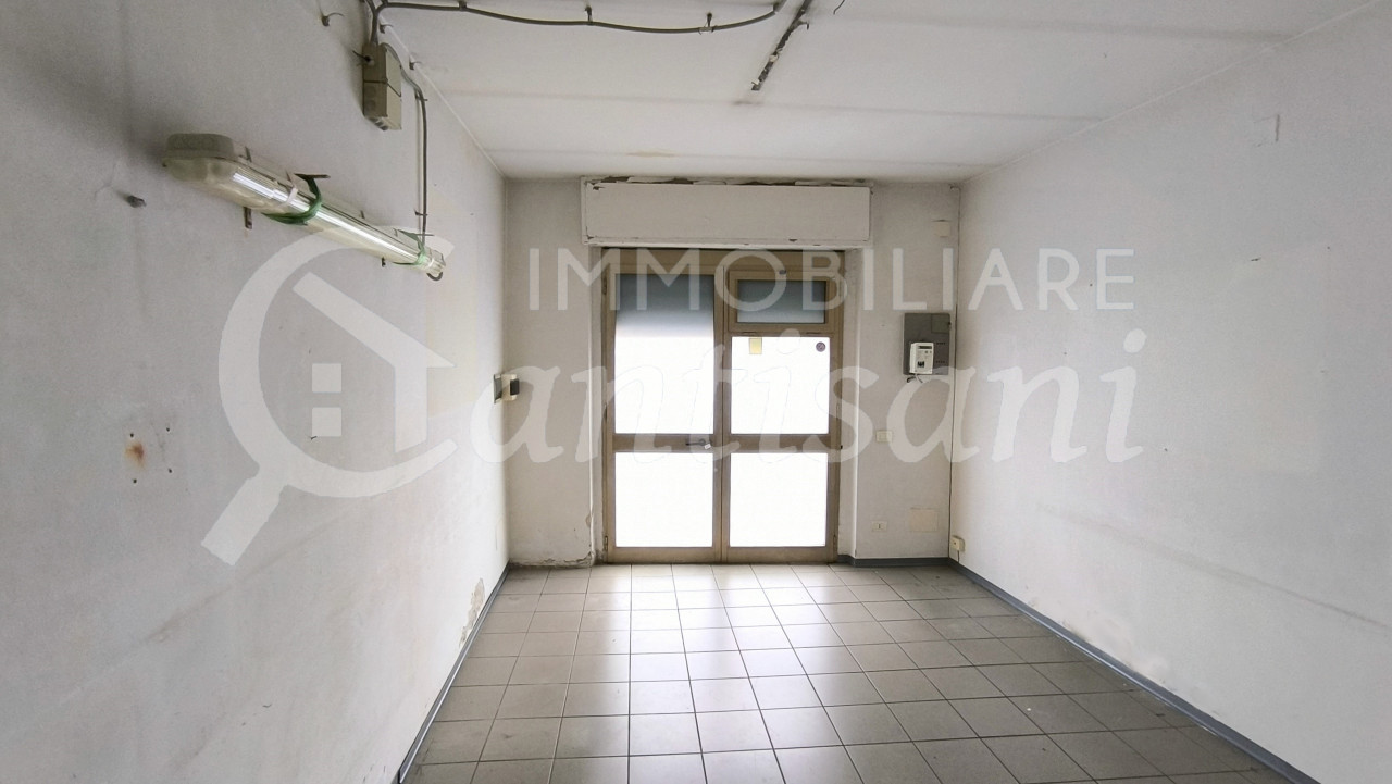 Fondo Commerciale in vendita via Circondaria