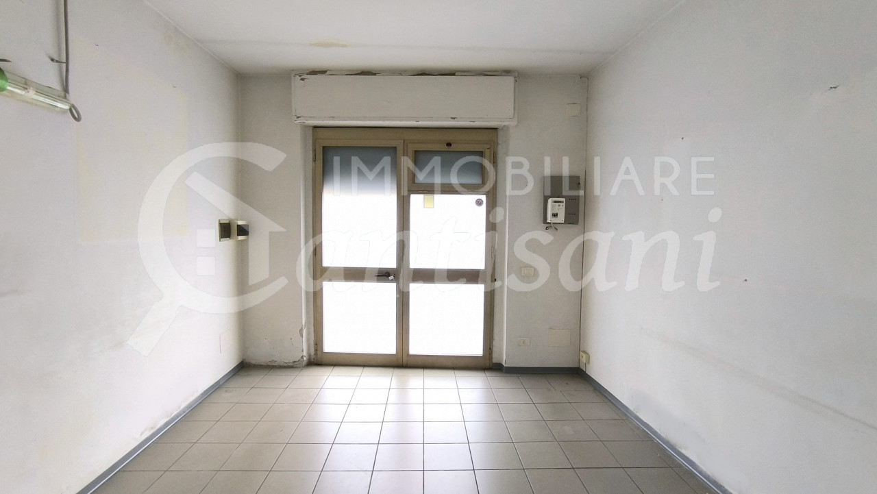 Fondo Commerciale in vendita via Circondaria